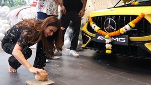 அவரை போலவே அழகான காரை வாங்கிய நடிகை! மெர்சிடிஸ் கார்களை தான் எல்லாரும் வாங்கி போடுறாங்க!