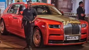 பக்கத்துல இருக்க விநாயகர் கோவிலுக்கு போய்ட்டு வர கூட ரோல்ஸ்-ராய்ஸ் காரா... அம்பானி குடும்பத்தாரின் அட்ராசிட்டி