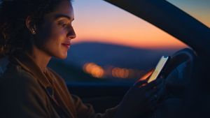 ஸ்மார்ட்போன் இணைப்புக்காக கண்மூடித்தனமா எல்லா கார்களையும் வாங்காதீங்க! 10 லட்ச ரூபாய்க்குள் இத்தனை கிடைக்குது!