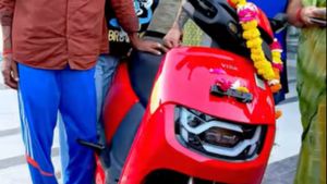 திருப்பாச்சி விஜயாக மாறிய பிரபல மனிதர்! பெரிய ஆளா இருந்தாலும் தங்கச்சியோட புது வண்டி பூஜைக்கு வந்துட்டாரு!