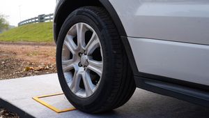 கார் வாங்கும்போது பலர் கவனிக்காத விஷயம்... பாதுகாப்பில் இருந்து மைலேஜ் வரை இதுதான் அடிப்படை!!