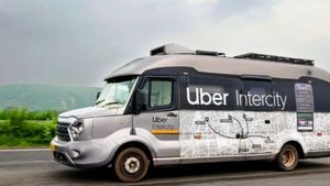 கம்மி விலையில் கப்பல் மாதிரி சொகுசு கேராவேன் பயணம்! செம ஜாலி டிரிப் போனது இவங்களா? 