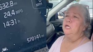 ஒரே காரை 9.17 லட்சம் கி.மீ ஓட்டிய பாட்டி! இவ்வளவு உழைப்பிற்கு பின்னால் இப்படி ரகசியமா? 