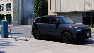 காரின் அளவை பார்த்து எடை போடாதீங்க... எலெக்ட்ரிக் காராக இருந்தாலும் விலை எவ்வளவு தெரியுமா?