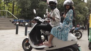 இதை தான் எதிர்பார்த்துட்டு இருந்தோம்... குடும்ப குடும்பமாக ஸ்கூட்டர்களை ஓட்டி பார்க்க ஆரம்பிச்சிட்டாங்க!