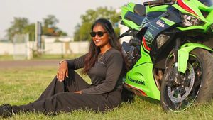 இந்த சின்ன வயதில் பைக் ரேசிங்கில் இருந்து அரசியல் வரை... திமுகவால் கரையேற்றி விடப்பட்ட பைக் ரேசருடன் நேர்காணல்