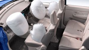 26 கிமீ மைலேஜ்! 7 பேர் போற காரை டொயோட்டா இந்த ரேட்ல விக்குதா! மாருதி எர்டிகாவிற்கு பதிலா இதை வாங்கலாம்!