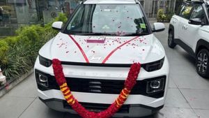 19 மணி நேரத்தில் 1030 கீ.மீ பயணம் ! அதுவும் இப்படி ஒரு கார்லயா?