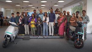 குடும்ப குடும்பமா மகிழ்ச்சியோடு டெலிவிரி எடுத்துட்டு போறாங்க! ஓலாவை இதுக்கு அப்புறம் கையிலேயே பிடிக்க முடியாது