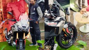 பல நாள் கனவு நினைவாகிடுச்சு... டிவிஎஸ் ஷோரூம்கள் ஒவ்வொன்றிலும் கேக் வெட்டி கொண்டாட்டம்!