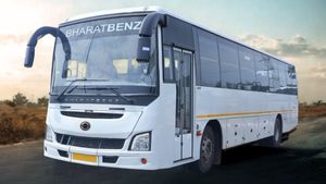 டேங்கை ஃபுல் பண்ணிட்டா 1,300கிமீ-க்கு எங்கேயும் நிறுத்த வேண்டாம்! பென்ஸ் தயாரிப்புனாலே தனி ஸ்பெஷல் தானே!