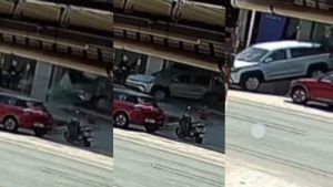 உயிர் பயத்தை காட்டிட்டாங்க பரமா... கார் வாங்க வந்த கஸ்டமரை தலைத்தெறிக்க ஓட விட்ட ஷோரூம் ஊழியர்!