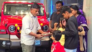 எடுத்தது 4 படமா இருந்தாலும் எல்லாமே ஹிட்டு... மஹிந்திரா ஷோரூமில் பிரபல திரைப்பட இயக்குனர்!!