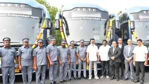 அவரை போலவே கம்பீரமான பேருந்துகளுடன் போட்டோ எடுத்துக்கொண்ட முதல்வர்... தயாரித்து கொடுத்த கம்பெனி எது தெரியுமா?