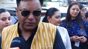 சம்பளமே ஒழுங்கா குடுக்காத ஓனர்களுக்கு மத்தியில் இப்படி ஒரு மனுஷனா! இதை ஊழியர்கள் ஆயுசுக்கும் மறக்க மாட்டாங்க!