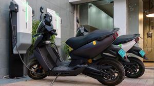 ஸ்கூட்டருடன் கனெக்டரை சேர்த்து வாங்கிட்டா போதும்... வீட்ல சார்ஜ் போடுறதையே மறந்துடுவீங்க!!