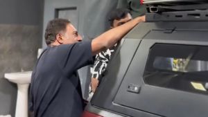 பெரிய சினிமா ஸ்டாராக இருந்தும், அவரே மெக்கானிக் கடைக்கு வந்துட்டார்! புதுசா வாங்கிய டிரக் மீது அவ்வளவு ஆர்வம்!