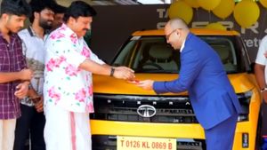 மாநிலத்திலேயே முதல் ஆளா அமைச்சர் வாங்கி போட்ட கார்... டாடாவின் தயாரிப்பை பார்த்து நாடே மிரண்டுப்போய் இருக்கு!!