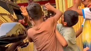 சின்ன பசங்களை எல்லாம் புடிச்சுட்டாரு! விஜய் வந்தா கூட இப்படி கூட்டம் கூடாது! 3 கோடி ரூபா கார்ல போனது அவரா!