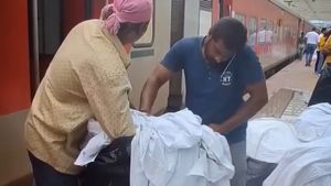 ஏசி பெட்டிகளில் வழங்கப்படும் போர்வை ஏன் வெள்ளையா இருக்கு? ரயில்வே சொன்னதை கேட்டு அதிர்ச்சியில் உறைந்த பயணிகள்!