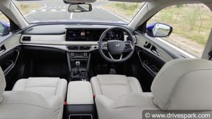 இப்ப புக் பண்ணா 1 வருஷம் கழிச்சு தான் டெலிவரி அப்படி இந்த கார்ல என்னதான் இருக்குது? 