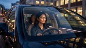 ஸ்டீயரிங் சக்கரம் பூ போல செயல்படும்... சிட்டிக்குள் பெண்கள் ஓட்ட போறாங்கன்னா இதில் ஒரு காரை வாங்கலாம்!!