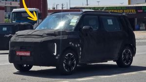 தயாரிக்கப்படும் தொழிற்சாலைக்கு அருகே சுற்றி திரிந்த எலெக்ட்ரிக் கார்! கியாவின் தலையெழுத்தையே மாற்ற போகுது!