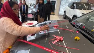 டாடா நானோ போல் அடிமாட்டு விலையில் களமிறங்கிய காரின் டெலிவரி தொடக்கம்! இனி பைக்லாம் வித்த மாதிரிதான்!