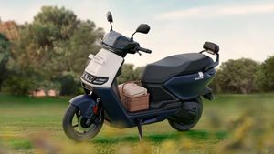 இந்த எலெக்ட்ரிக் ஸ்கூட்டரை தான் இப்போ மக்கள் வாங்கி குவிச்சுட்டு இருக்காங்க.. ஏன் தெரியுமா?