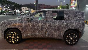 மஹிந்திரா எலெக்ட்ரிக் கார்களின் மார்க்கெட்டை காலி பண்ணும் முடிவில் டாடா! நல்லா காலை நீட்டி படுத்துட்டு போகலாம்