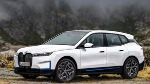 BMW கார்களை வாங்க இத்தனை கஸ்டமர்ஸா... ஷோரூமில் நிற்கும் கூட்டம்!