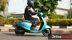 இந்த ஒரு ஸ்கூட்டரை வெச்சி டிவிஎஸ்-க்கு ஆட்டம் காட்டும் பஜாஜ்! 43 ஆயிரம் பேர் வாங்கி இருக்காங்க!