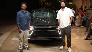 சிவகார்த்திகேயனின் மஹிந்திரா கார் பரிசு... தாய் கிழவி பட இயக்குனருக்கு!