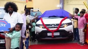 இது அவர்தான்னு எத்தனை பேர் ஏமாந்தீங்க? மாருதி கார் ஷோரூமில் கெத்தாக நிற்கிறார்!