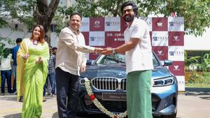 படம் தியேட்டருக்கு வந்து 2 வாரம் கூட இன்னும் முழுசா ஆகல... நடிகருக்கு தயாரிப்பாளர் கொடுத்த கார்!
