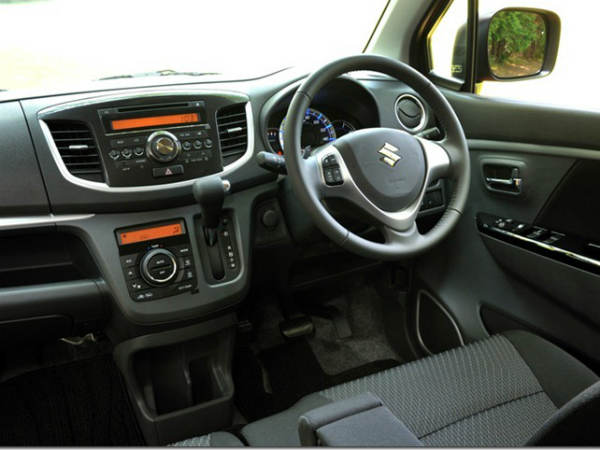 ஸ்டீயரிங் வீல் மற்றும் வசதிகள்