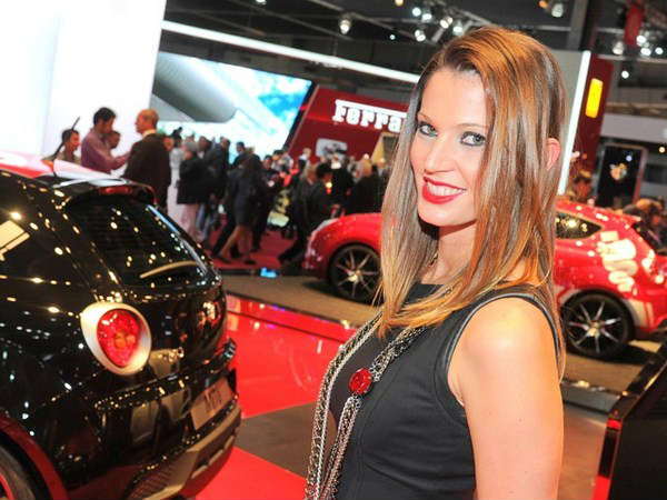 ஆட்டோ ஷோவில் அழகிகள்