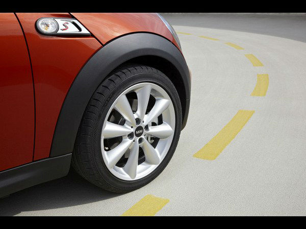 அழகுக்கு அழகு சேர்க்கும் அலாய் வீல்