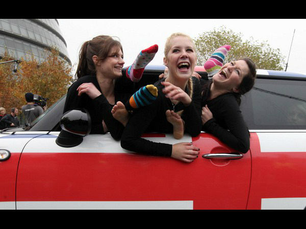  விழி பிதுங்கிய வீராங்கனைகள்