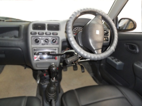 தன்னம்பிக்'கை' இளைஞரின் சாதனை