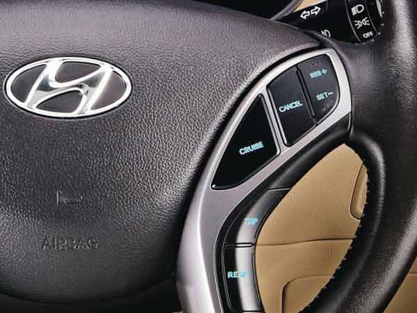 ஸ்டீயரிங்கில் கன்ட்ரோல் சுவிட்சுகள்: