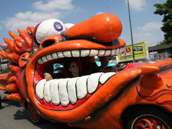 உலகின் வித்தியாசமான கார்கள் உலகின் வித்தியாசமான கார்கள்