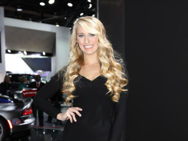 டெட்ராய்ட் ஆட்டோ ஷோவில் அழகிகள்