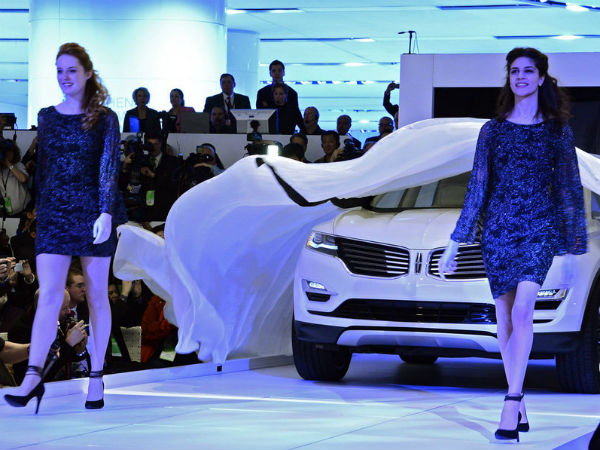 டெட்ராய்ட் ஆட்டோ ஷோவில் அழகிகளின் ஆரவாரம்