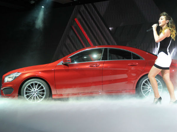 டெட்ராய்ட் ஆட்டோ ஷோவில் அழகிகளின் ஆரவாரம்