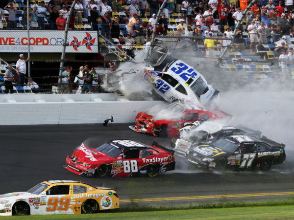 பந்தய கார்கள் மோதி விபத்து பந்தய கார்கள் மோதி விபத்து