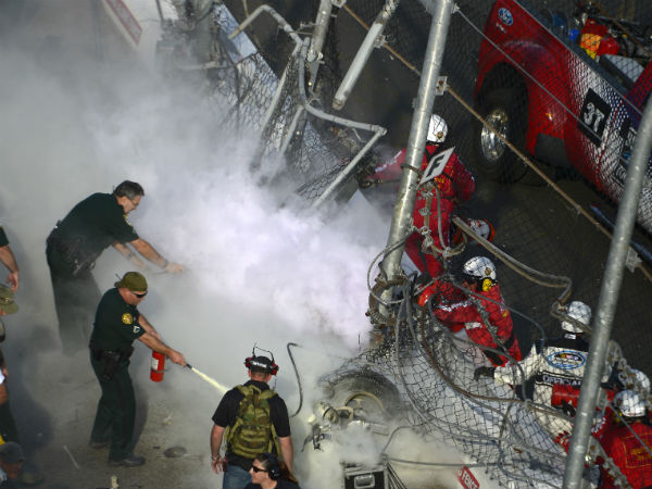 பந்தய கார்கள் மோதி விபத்து பந்தய கார்கள் மோதி விபத்து