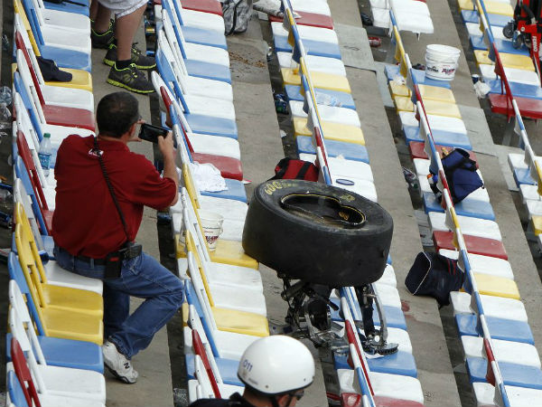 பந்தய கார்கள் மோதி விபத்து பந்தய கார்கள் மோதி விபத்து