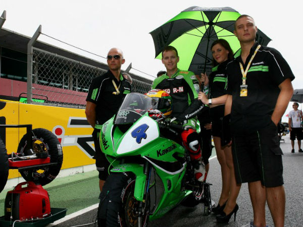 டோணிக்கு பைக் ரேஸ் அணியின் அசத்தல் 