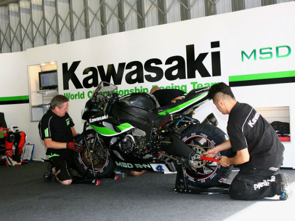 டோணிக்கு பைக் ரேஸ் அணியின் அசத்தல் 